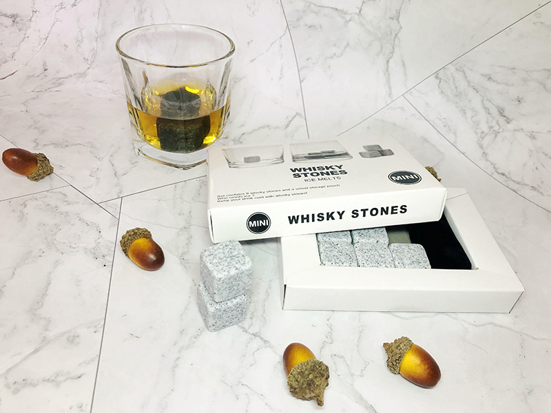 Entrega de rocas de whisky para la Navidad de 2023.
        